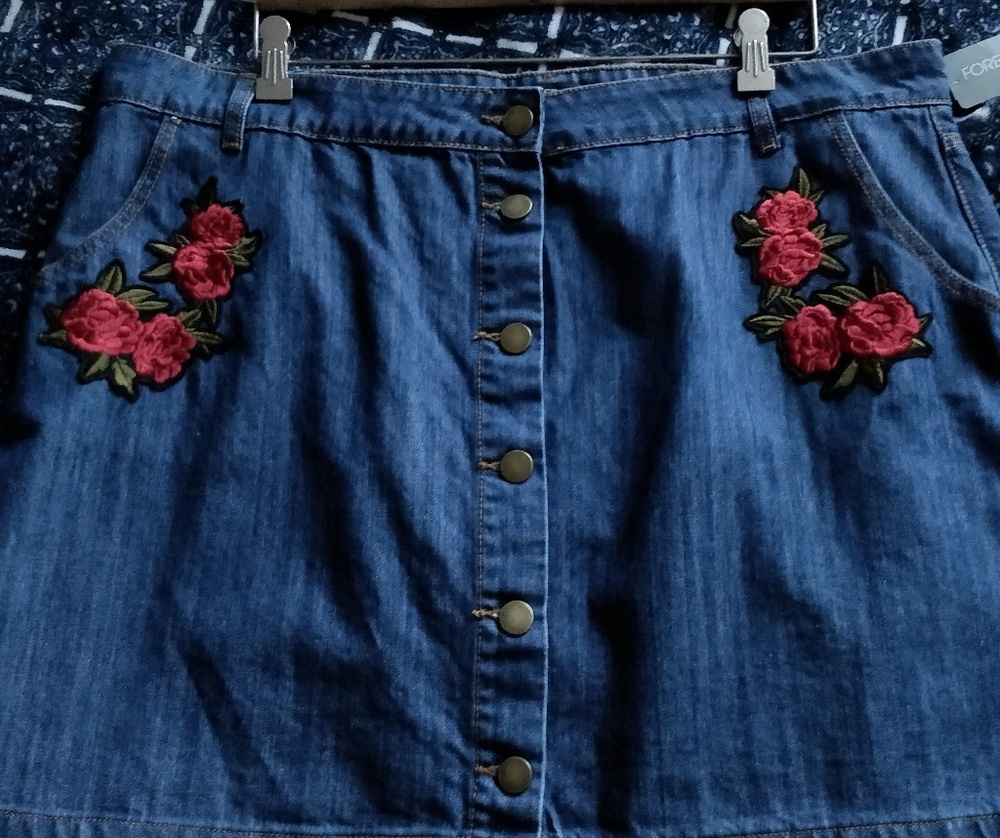 SOLD 🚨 Forever 21+ denim skirt with patches